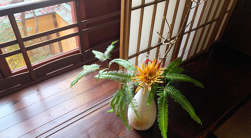 正月花を入れた花器