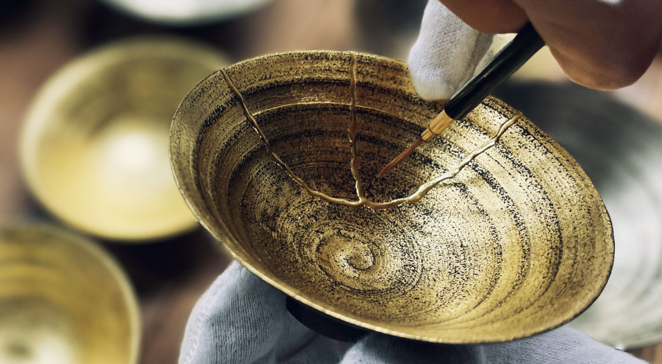 大切な器に新しい物語を。箔一が手がける金継ぎについて。