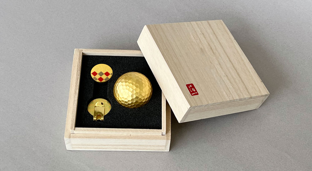 金箔のゴルフボールとゴルフマーカーのセット