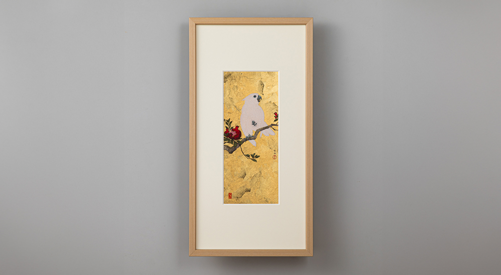 金箔を背景にいきいきとした鸚鵡を描いたアートパネルの商品画像
